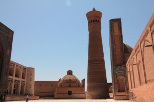Minarete exterior de la mezquita. Bukhara