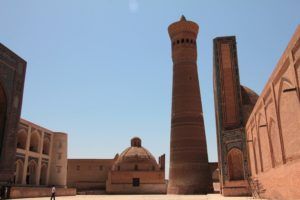 Minarete exterior de la mezquita. Bukhara